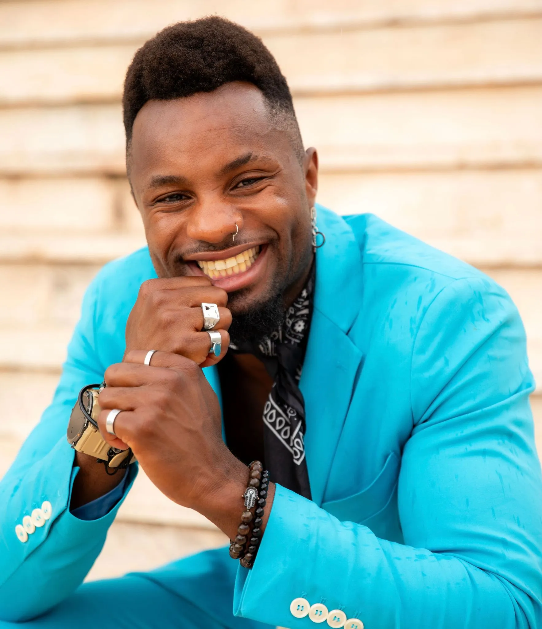 Portrait souriant d'homme en veste turquoise et bandana