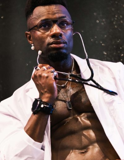 Gogo danseur en costume de médecin, blouse blanche ouverte et stéthoscope