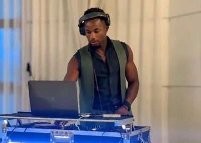 DJ aux platines derrière sa régie lumineuse lors d'une soirée privée
