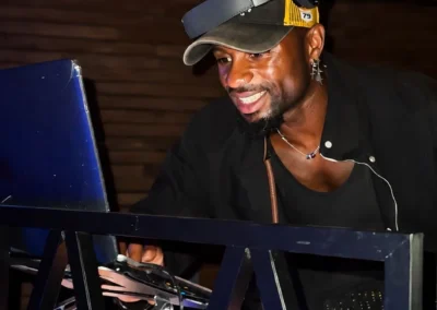 DJ souriant derrière sa régie éclairée lors d'une soirée en club