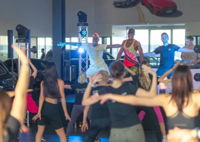 Animateurs sur scène lors d'un événement Zumba organisé dans une concession automobile